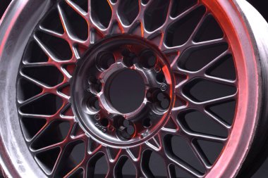 Trafik kazasından sonra araba tekerlekleri titanyum jantlar karanlık bir odada gridir.