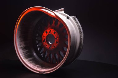 Trafik kazasından sonra araba tekerlekleri titanyum jantlar karanlık bir odada gridir.