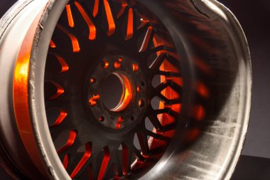 Trafik kazasından sonra araba tekerlekleri titanyum jantlar karanlık bir odada gridir.