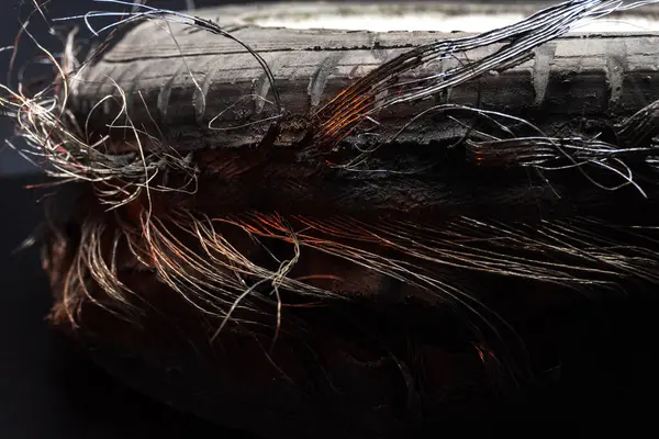 Araba diskleri, yazın avluda sürülen bir arabanın patinajından sonra dönüyor.