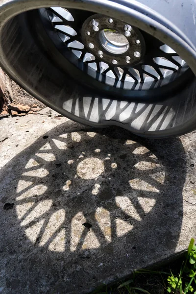 交通事故の後の車の車輪やチタン製のリムは夏に庭で灰色です — ストック写真