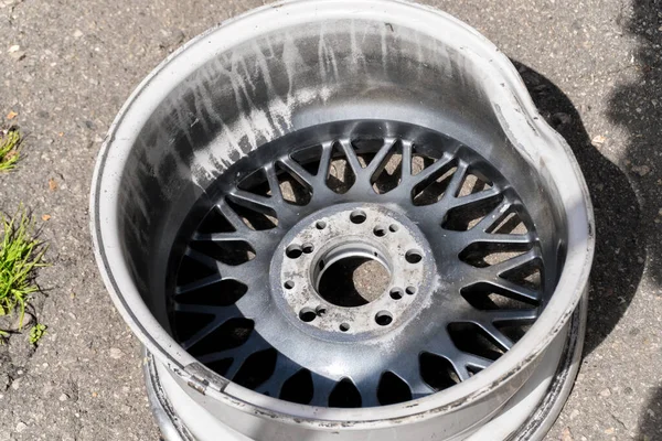 Koła Samochodowe Felgi Tytanowe Wypadku Drogowym Szare Stoczni Latem — Zdjęcie stockowe