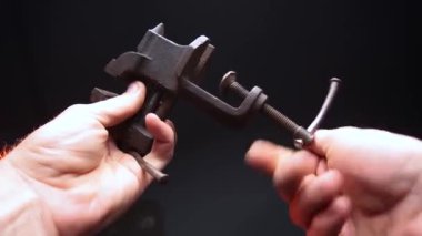 Küçük parçalar için mini mengene çilingir