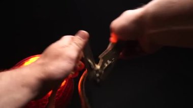 Cırcırböceği kırbaçlama turuncu işletim prensibi insanın elinde.