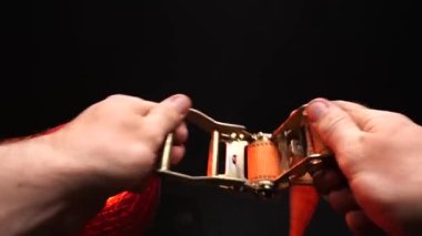 Cırcırböceği kırbaçlama turuncu işletim prensibi insanın elinde.