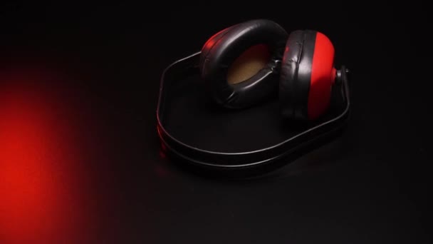 Przemysłowe Czerwone Słuchawki Chroniące Uszy Przed Hałasem — Wideo stockowe