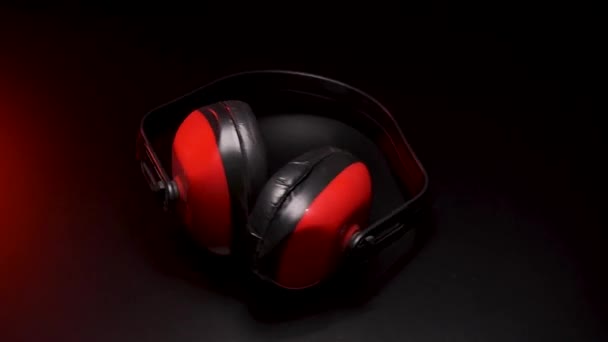 工业用红色耳机保护耳朵不受噪音影响 — 图库视频影像