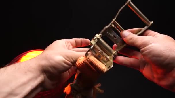 Ratchet Memukul Tali Prinsip Operasi Oranye Tangan Manusia — Stok Video