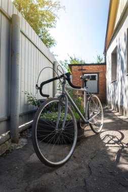 Yazın spor gri bisiklet Bahçede gün ışığında