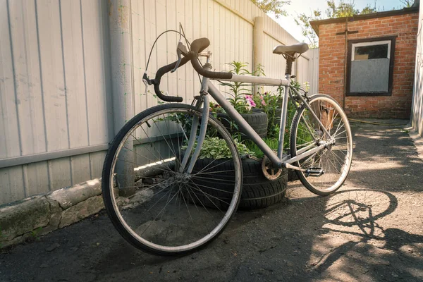 Old Sports Gray Bicycle Summer Yard Sunlight — Stock Photo, Image