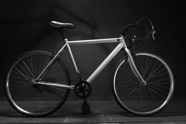 Gri Sokak Bisikleti Kırmızı Işıkla Aydınlatılmış Karanlık Bir Odada — Stok fotoğraf