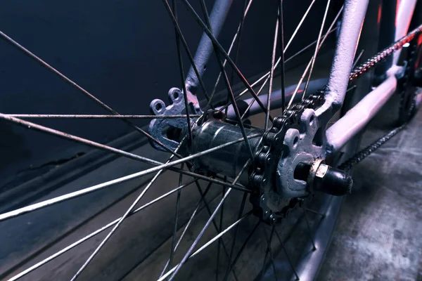 Szürke Utcai Sport Kerékpár Egy Sötét Szobában Megvilágított Piros Fény — Stock Fotó
