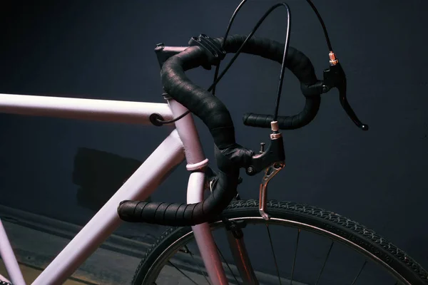 Серый Велосипед Улице Темной Комнате Освещенной Красным Светом — стоковое фото