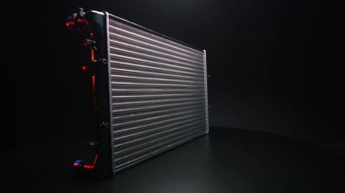 Araba motorundaki antifrizi soğutmak için yeni bir alüminyum radyatör.