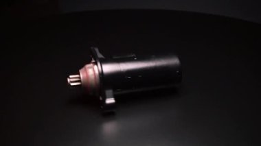 Tamirden sonra motoru çalıştırmak için eski bir siyah başlatıcı