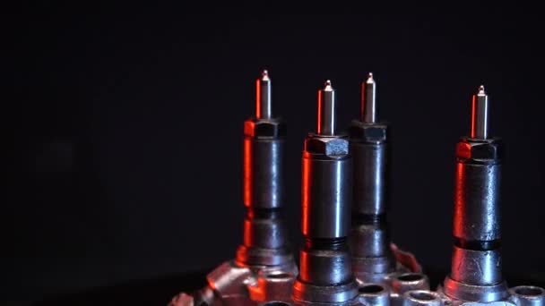 修理和调整后从拖拉机上取出的老式高压柴油机泵 — 图库视频影像
