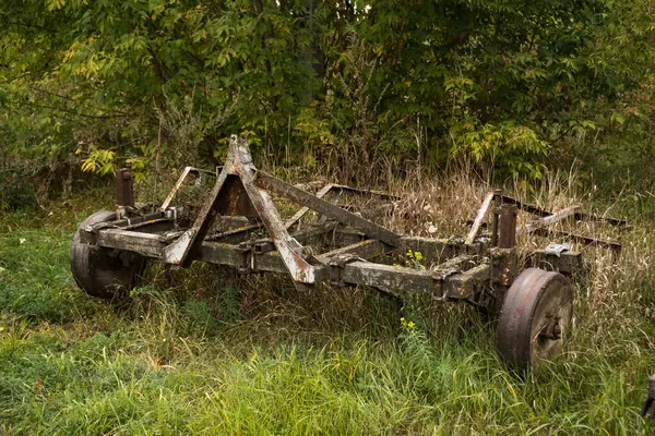 Трактор Опускає Поле Після Літнього Збору Врожаю Восени Щоб Підготуватися — стокове фото