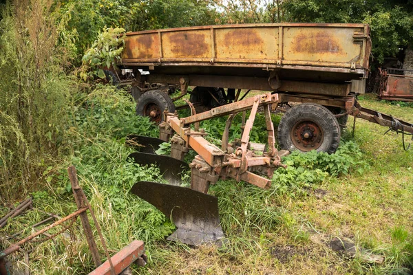 Traktor Ősszel Szántja Fel Mezőt Nyári Szüret Után Hogy Felkészüljön — Stock Fotó