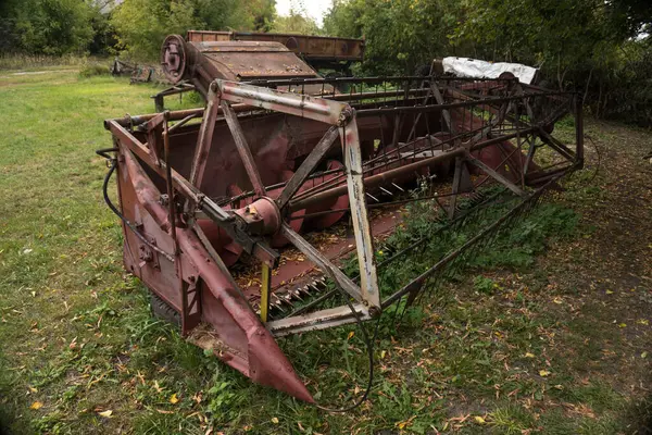 Der Traktor Pflügt Das Feld Nach Der Sommerernte Herbst Sich — Stockfoto