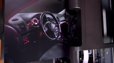 Gri koltuklarda renkli fotoğraf arabaları. Kırmızı gösterge paneli gece fotoğrafçılığı. Bir mürekkep püskürtme yazıcısında.