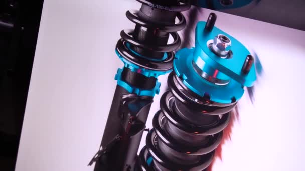 喷墨打印机上运动跑车的自动悬架调谐线圈震动吸收器和弹簧蓝色打印彩色照片 — 图库视频影像