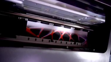 Bir trafik kazasından sonra araba tekerleği titanyum jantları mürekkep püskürten bir yazıcının karanlık bir odasında gri renktedir.