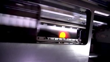 Bir trafik kazasından sonra araba tekerleği titanyum jantları mürekkep püskürten bir yazıcının karanlık bir odasında gri renktedir.