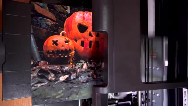 印刷色写真ハロウィーン10月の休日のオレンジ色のカボチャとキャンドルインクジェットプリンタ — ストック動画