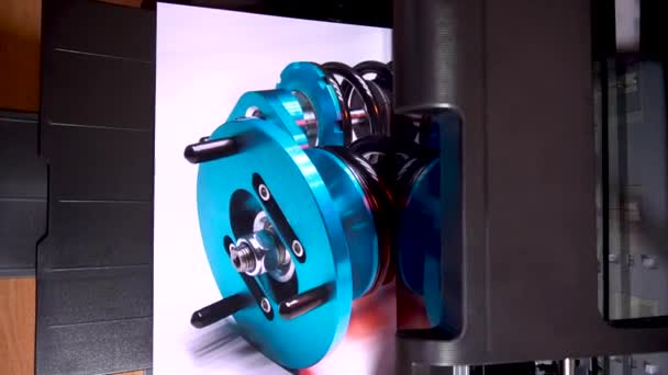 喷墨打印机上运动跑车的自动悬架调谐线圈震动吸收器和弹簧蓝色打印彩色照片 — 图库视频影像
