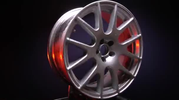 Стильні Автомобільні Титанові Обідки Срібному Кольорі Червоному Світлі Темній Кімнаті — стокове відео