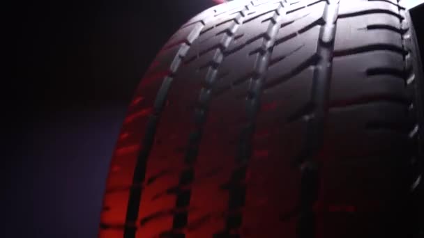 車輪を回転する道路で運転するための黒い車のタイヤ — ストック動画
