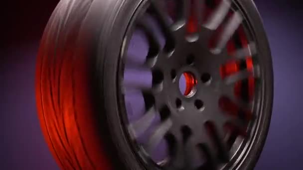 Стильні Автомобільні Титанові Колеса Чорного Кольору Вісімнадцятий Радіус Червоному Світлі — стокове відео