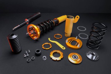 süspansiyon ayarı, bobinler, şok emiciler ve sarı ve altın renkli ön yaylar koyu arka planda bir spor drift araba için