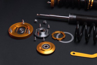 süspansiyon ayarı, bobinler, şok emiciler ve sarı ve altın renkli ön yaylar koyu arka planda bir spor drift araba için