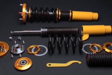 süspansiyon ayarı, bobinler, şok emiciler ve sarı ve altın renkli ön yaylar koyu arka planda bir spor drift araba için