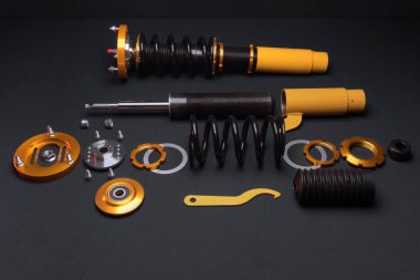 süspansiyon ayarı, bobinler, şok emiciler ve sarı ve altın renkli ön yaylar koyu arka planda bir spor drift araba için