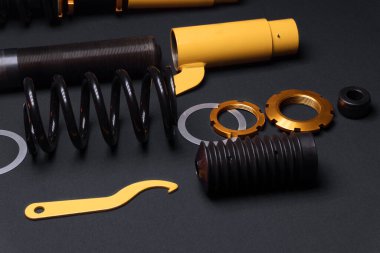 süspansiyon ayarı, bobinler, şok emiciler ve sarı ve altın renkli ön yaylar koyu arka planda bir spor drift araba için