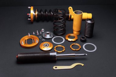 süspansiyon ayarı, bobinler, şok emiciler ve sarı ve altın renkli ön yaylar koyu arka planda bir spor drift araba için