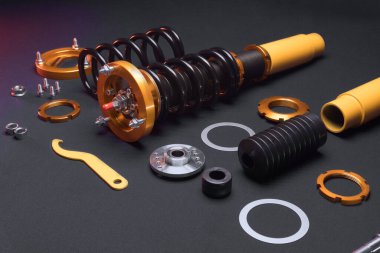 süspansiyon ayarı, bobinler, şok emiciler ve sarı ve altın renkli ön yaylar koyu arka planda bir spor drift araba için