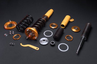 süspansiyon ayarı, bobinler, şok emiciler ve sarı ve altın renkli ön yaylar koyu arka planda bir spor drift araba için