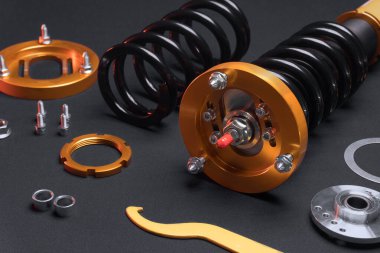 süspansiyon ayarı, bobinler, şok emiciler ve sarı ve altın renkli ön yaylar koyu arka planda bir spor drift araba için