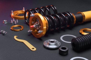 süspansiyon ayarı, bobinler, şok emiciler ve sarı ve altın renkli ön yaylar koyu arka planda bir spor drift araba için