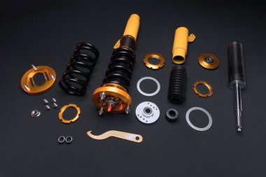 süspansiyon ayarı, bobinler, şok emiciler ve sarı ve altın renkli ön yaylar koyu arka planda bir spor drift araba için