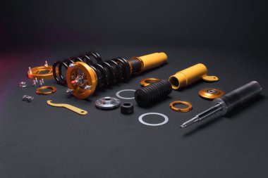 süspansiyon ayarı, bobinler, şok emiciler ve sarı ve altın renkli ön yaylar koyu arka planda bir spor drift araba için