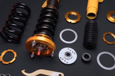 süspansiyon ayarı, bobinler, şok emiciler ve sarı ve altın renkli ön yaylar koyu arka planda bir spor drift araba için