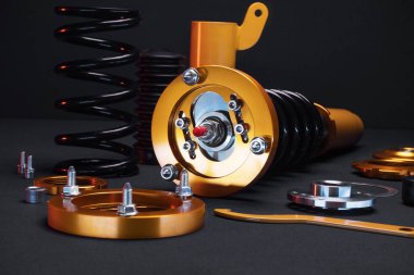 süspansiyon ayarı, bobinler, şok emiciler ve sarı ve altın renkli ön yaylar koyu arka planda bir spor drift araba için