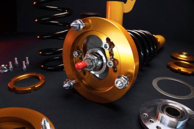 süspansiyon ayarı, bobinler, şok emiciler ve sarı ve altın renkli ön yaylar koyu arka planda bir spor drift araba için