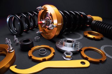 süspansiyon ayarı, bobinler, şok emiciler ve sarı ve altın renkli ön yaylar koyu arka planda bir spor drift araba için