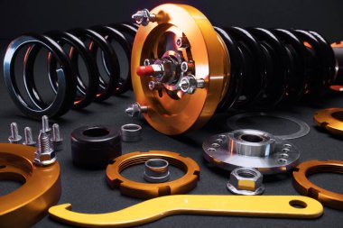 süspansiyon ayarı, bobinler, şok emiciler ve sarı ve altın renkli ön yaylar koyu arka planda bir spor drift araba için