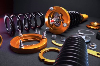 süspansiyon ayarı, bobinler, şok emiciler ve sarı ve altın renkli ön yaylar koyu arka planda bir spor drift araba için